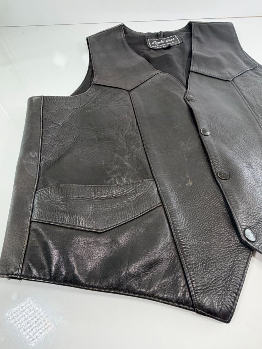 Vintage Mens Black Biker Leather Vest By Hyde Out Snap Closure Pockets 46B - Picture 3 of 8